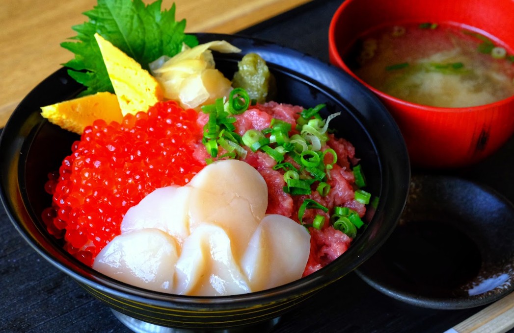 ネギトロをうまく解凍ができれば、いくら、ホタテをのせるだけで簡単に3色丼ができあがります。