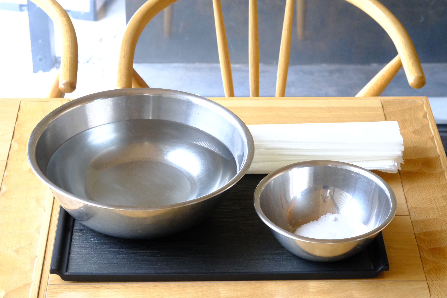 水に対して約3%の塩を用意します。老舗まぐろ屋が伝授!失敗しない「冷凍マグロ柵」の解凍方法の説明画像2