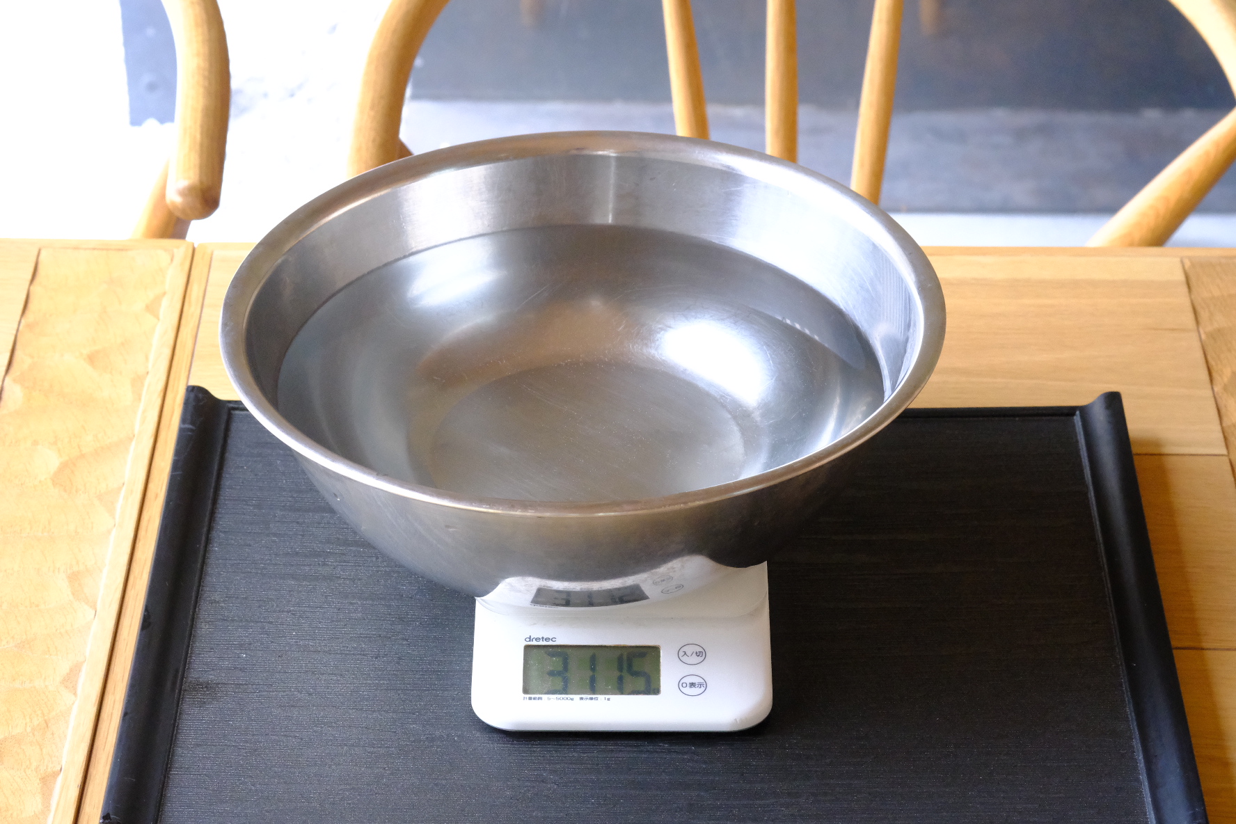 水の分量をはかります。「冷凍マグロ柵」の解凍方法の説明