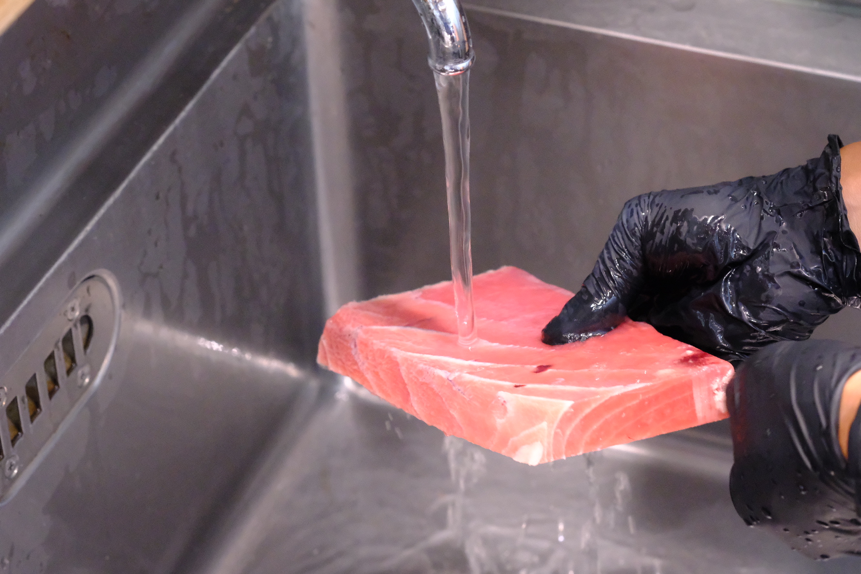マグロの柵を取り出して、軽く水洗いします。老舗まぐろ屋が伝授!失敗しない「冷凍マグロ柵」の解凍方法の説明画像